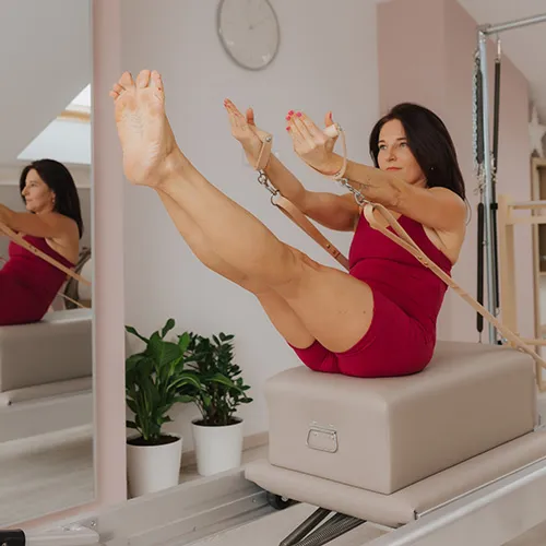 Ania podczas ćwiczenia pilates na sprzęcie