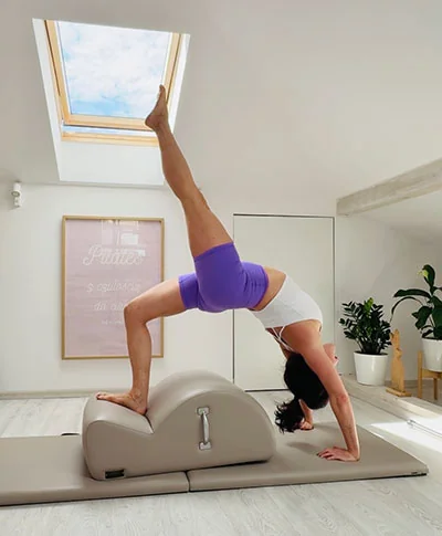 Ćwiczenie z uniesioną nogą na Spine Correctorze w studiu Pilates
